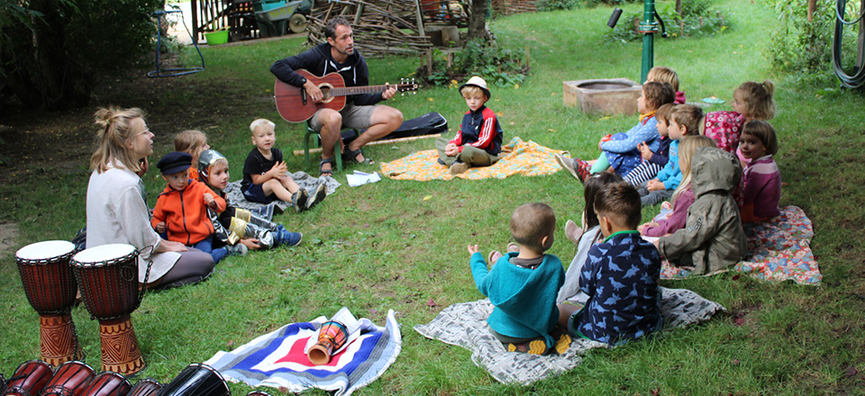Singen und Tanzen bei den Lehmhauskindern